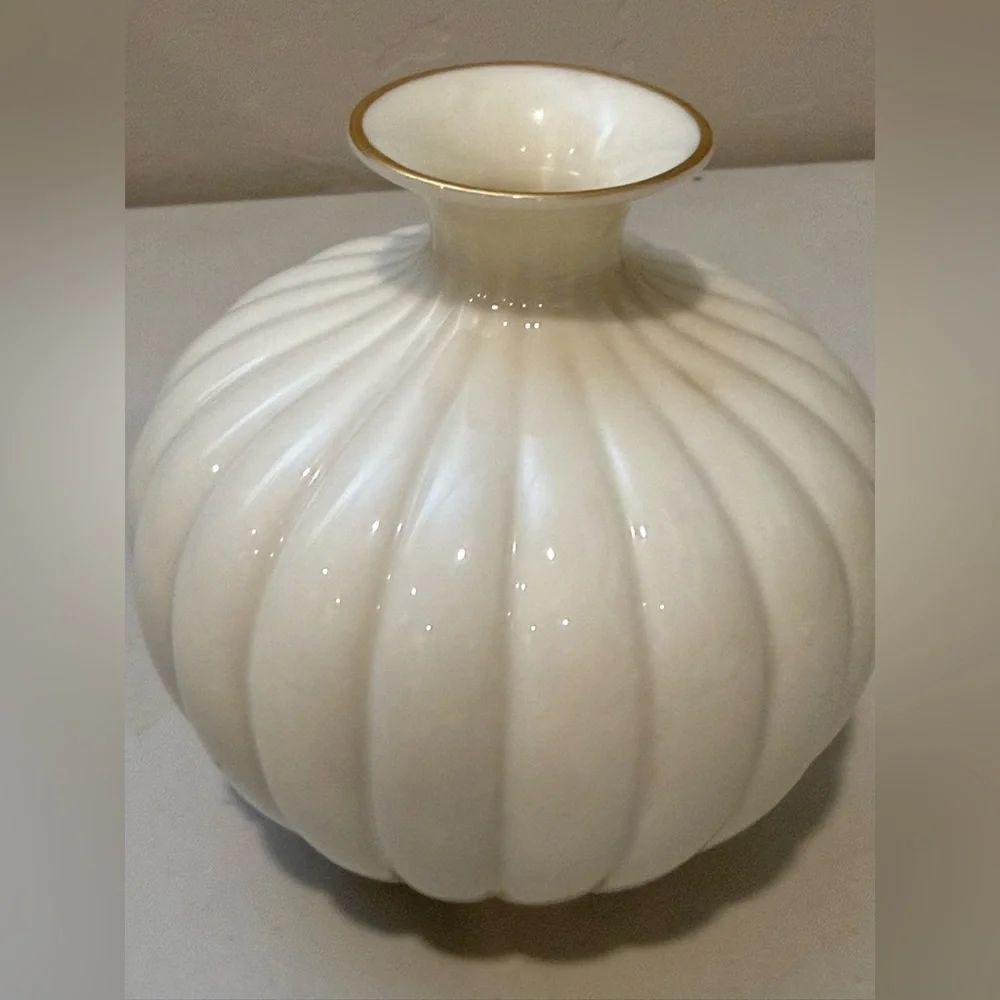 Vintage MCM Lenox Sweetbriar Cream Ribbed Bud Vase 24K Gold Trim Made in USA‎